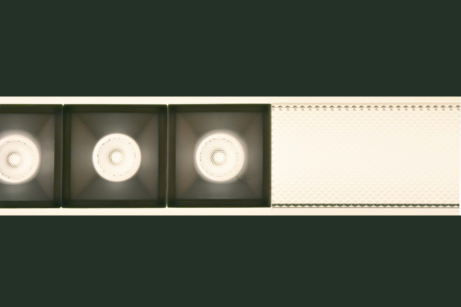 Lineares LED-Lichtsystem in einer Haufe Metalldecke
